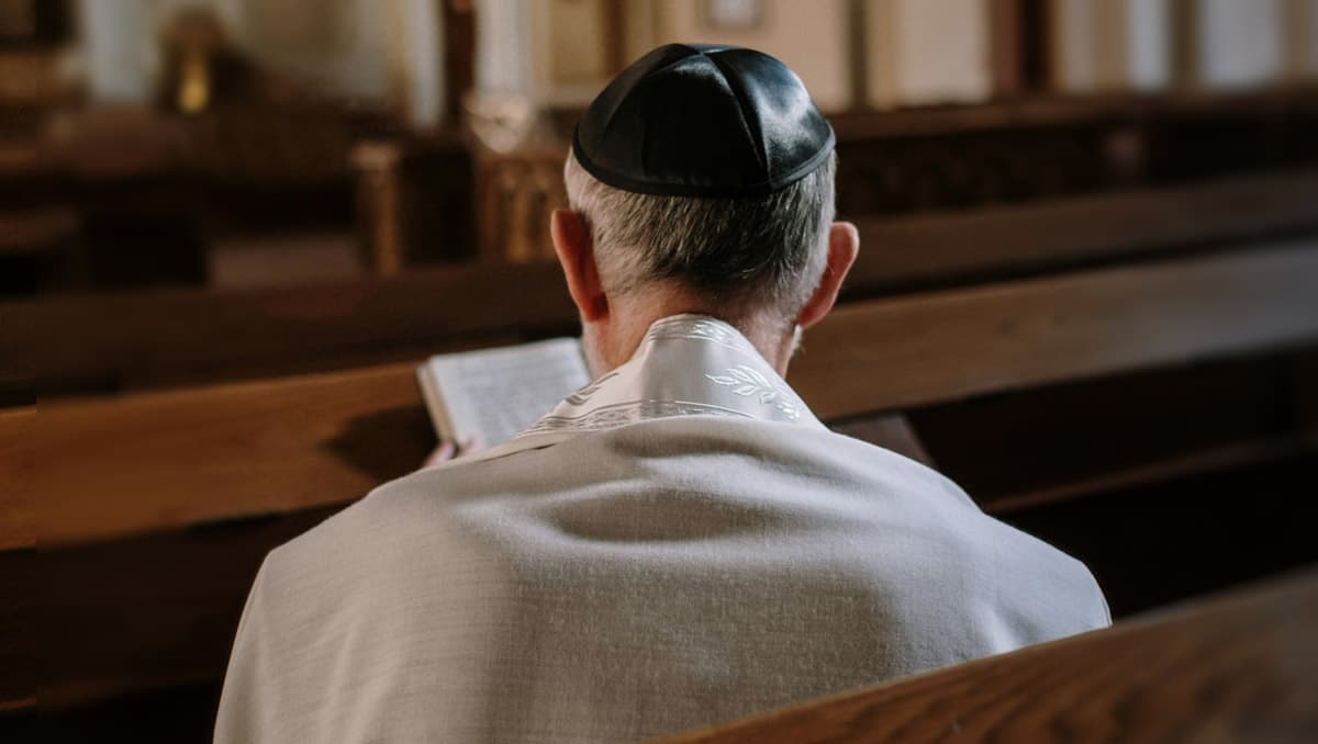 Orthodox Jewish man on synagogue