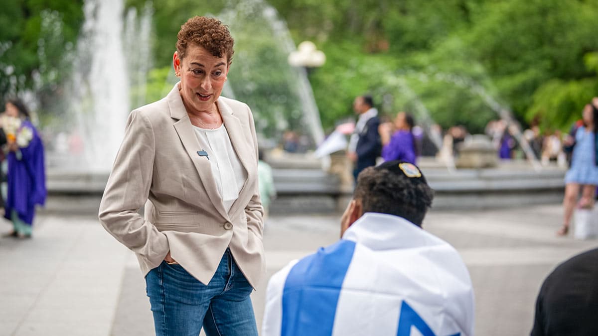 Missionary talking to young jewish man in New York