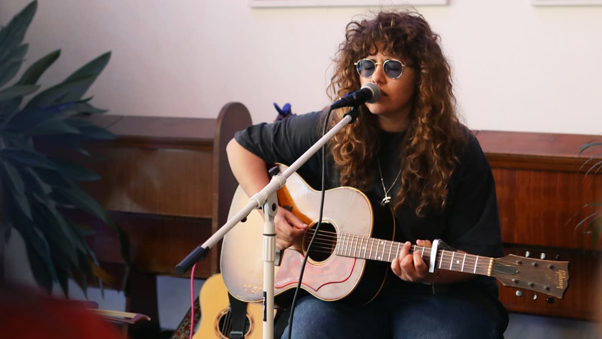 Israeli-singer-gets-vocal-about-her-faith-featured Israeli singer Shai Sol, performing.