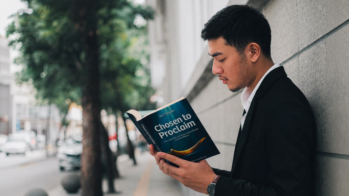 to-the-jew-first-and-also-to-the-greek-featured Man reading "Chosen to Proclaim" by Avi Snyder