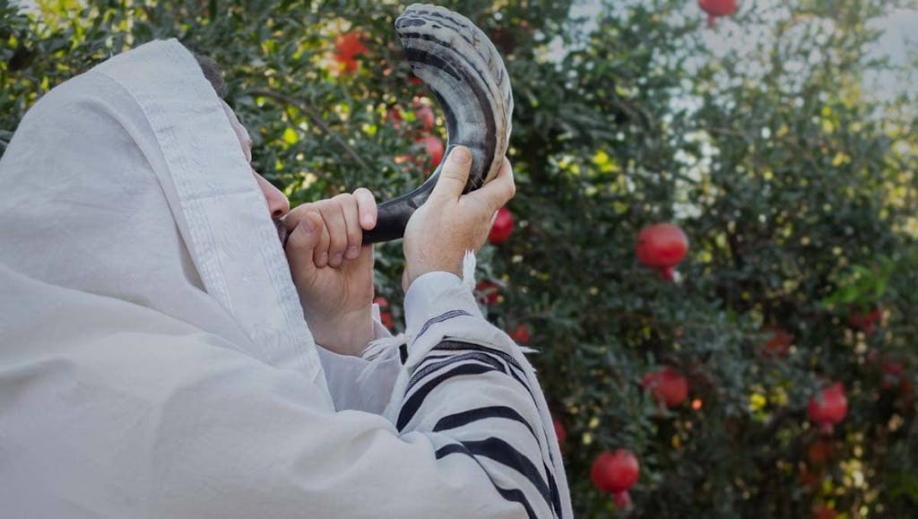 Rabbi blowing the shofar for Rosh Hashanah